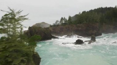 Hava, kayalıklarla muhteşem kıyı manzarası, fırtınalı turkuaz deniz manzarası.