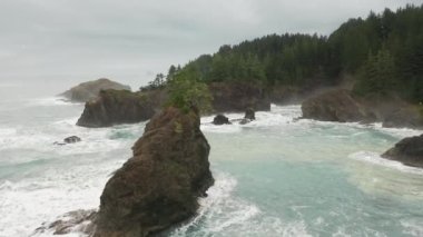 Çarpıcı plaj, fırtınalı turkuaz deniz ile ıssız bir yerde yıkanmış.
