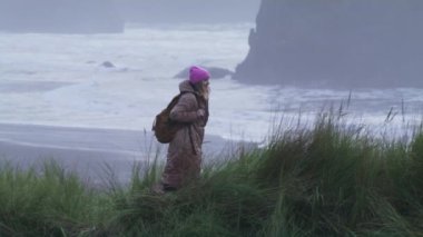 Bulutlu bir günde kumsalda bir kadın, 6K ABD seyahati.