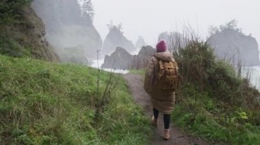 Mutlu ve sarhoş hayat yolcusu kadın, özgürlük ve mutluluk konsepti, Oregon 6K