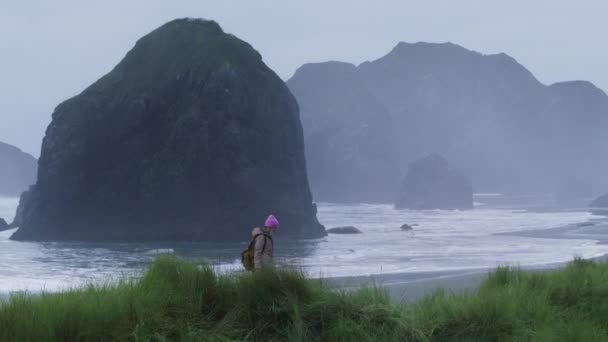 Zeitlupe Pazifik Küste Landschaft, Touristin Frau auf grünen Hügeln — Stockvideo