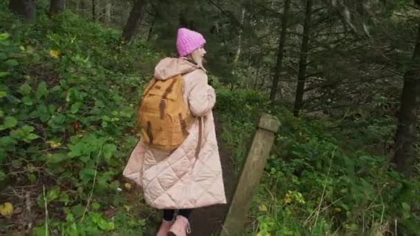 Modelo femenino adulto joven de cámara lenta explorando selva verde, Oregon, EE. UU. 6K — Vídeo de stock