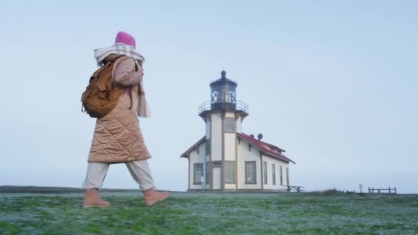 Traveler enjoying road trip by USA, Slow motion woman tourist at lighthouse — Video Stock