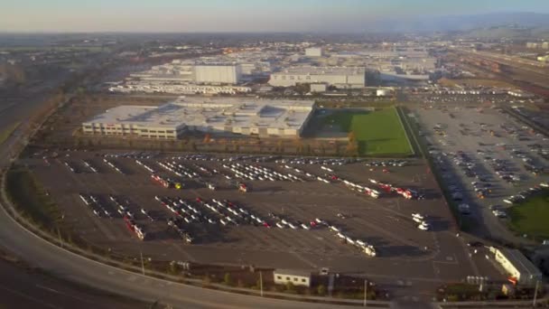 Parcheggio aereo di fabbrica veicoli elettrici, iper lapse auto ecologiche — Video Stock