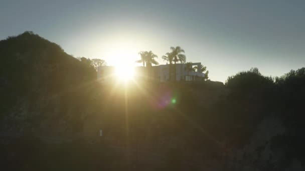 Scenic view sunrise sun shining through large windows Malibu house on mountain — Video Stock