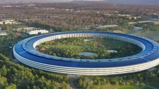 Apple Campus σύγχρονο κτίριο γραφείων με την έννοια των ανανεώσιμων πηγών ενέργειας 4k — Αρχείο Βίντεο