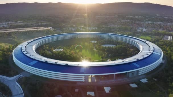 Apple Campus spaceship, Cupertino Palo Alto, Silicone Valley 2022 Califórnia EUA — Vídeo de Stock