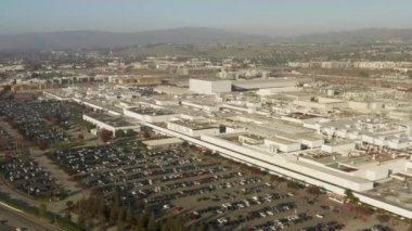 Tesla 'nın San Francisco' daki karargahının hava görüntüsü, Silikon Vadisi, ABD 4K