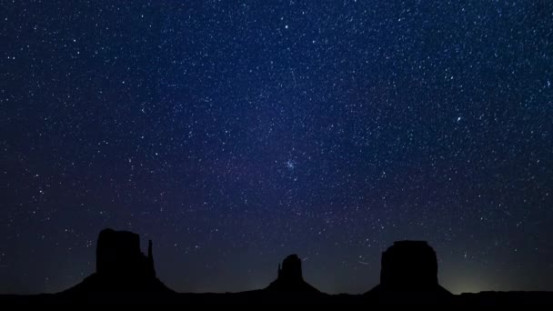 Vía Láctea Galaxy Rise Time Lapse, Estrellas sobre Monument Valley Mountains 4K — Vídeo de stock