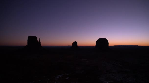 Sunrise time lapse at famous red rock formations Monument Valley landscape, USA — стокове відео