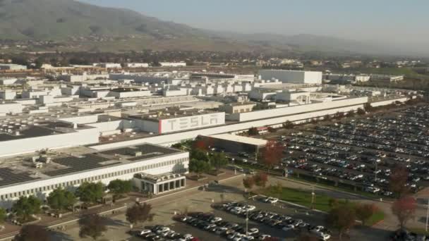 カリフォルニア州のギガ工場ビルの正面にある巨大なTESLA看板 — ストック動画