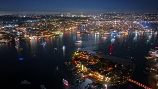 圣诞船节在新港海滩上,五彩斑斓的灯火通明的小船飞驰而过 — 图库视频影像