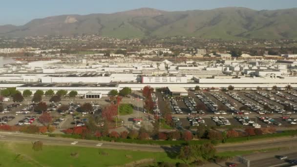 Tampilan tempat parkir di depan Markas Tesla di Silicon Valley, California — Stok Video