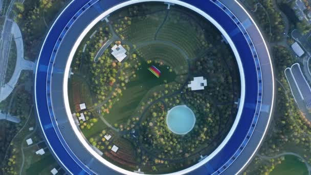 Apple Campus park, Top down solar panels on modern office building rooftop, USA — Vídeo de Stock