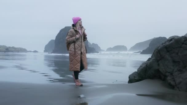 Aerial drone shot, beautiful relaxed woman walking by wet ocean beach, Oregon 4K — ストック動画