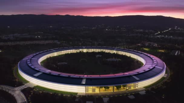 Apple Campus USA, Contemporary futuristic building with solar panels on rooftop — Stock Video