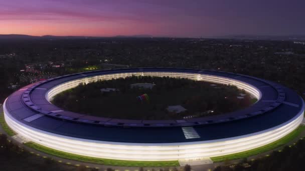 Apple Campus, Cupertino, κινηματογραφικό ροζ μωβ ουρανό ηλιοβασίλεμα στο κτίριο διαστημόπλοιο — Αρχείο Βίντεο