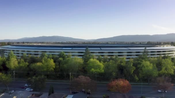 Apple Campus Park, εναέρια εντυπωσιακό σύγχρονο κτίριο γραφείων με παρατσούκλι διαστημόπλοιο — Αρχείο Βίντεο