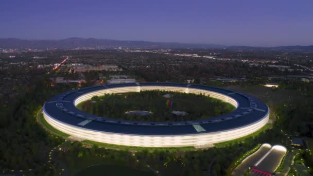 Apple Campus Empresa icónica, Increíble nave espacial anillo en forma de edificio de oficinas 4K — Vídeo de stock