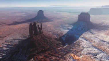 İnsansız hava aracı bakış açısı Anıt Vadisi kaya oluşumlarının üzerinde uçuyor, Utah 4K USA