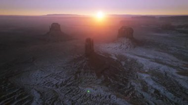 Navajo Parkı 'ndaki Anıt Vadisi kaya oluşumlarının üzerinde altın gün doğumu