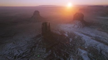 Arizona 'daki Navajo Anıt Vadisi' nin üzerinde parıldayan destansı altın gün doğumu.