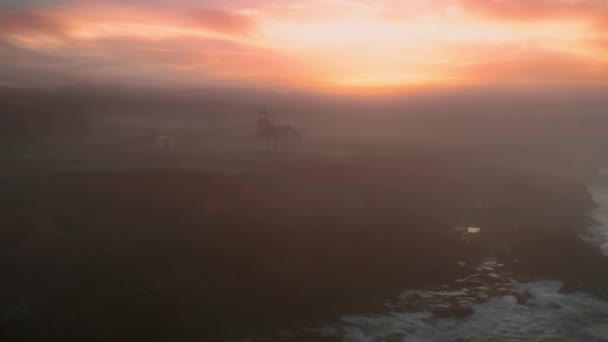 Piękny widok z lotu ptaka ze złotymi pomarańczowymi chmurami mgła i mgła o wschodzie słońca 4K — Wideo stockowe