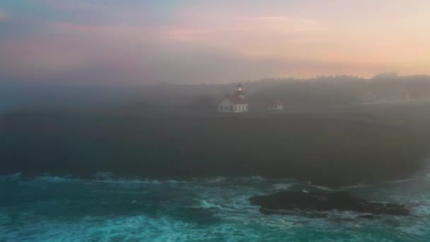 Luz natural escénica, paisaje natural costero con edificio histórico cinematográfico — Vídeo de stock