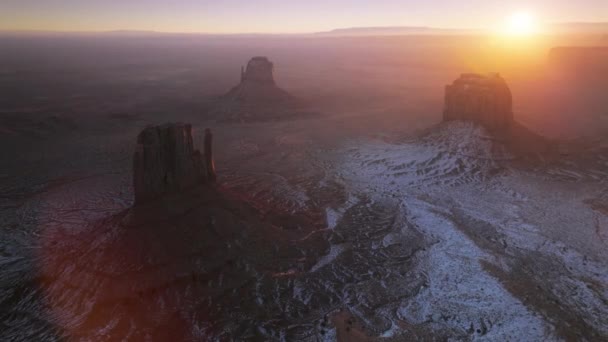 Adembenemende zonsopgang schijnt op Monument Valley natuurpark, Arizona USA 4K schot — Stockvideo