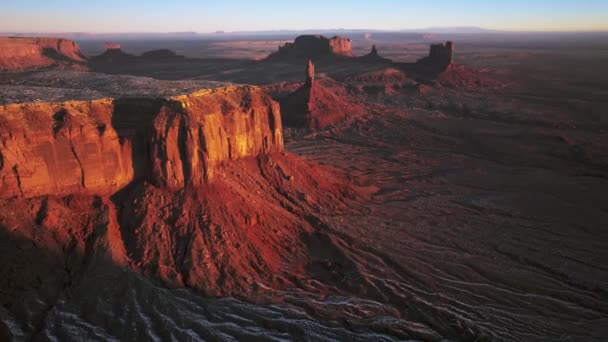Incredible sunrise light shinning on red canyon cliff wall, rocks on background — Vídeo de Stock