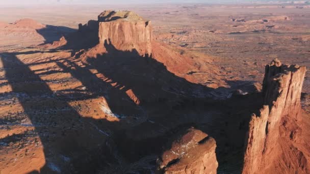 Dramatic sunrise light on red canyon cliff wall creating long cinematic shadows — Stok Video