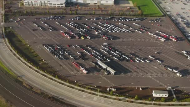 Tesla giga factory parking lot, loading brand new electric vehicles for delivery — Stok video