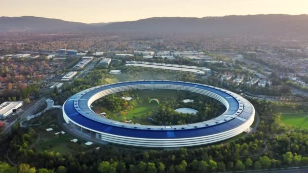 Apple Campus, Impressive futuristic design building with solar panels on rooftop — Vídeos de Stock
