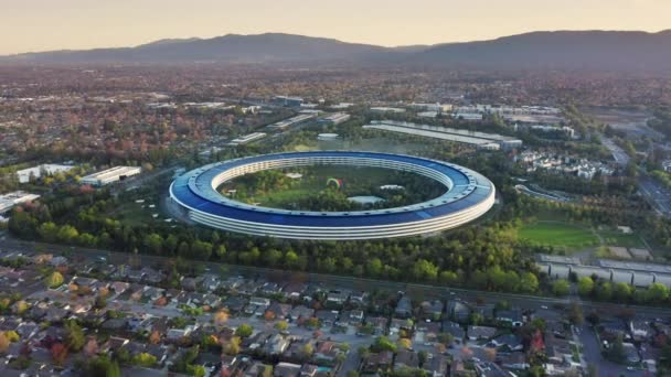 Apple Campus, Epic aerial shot spaceship architecture modern business office 4K — Stock video