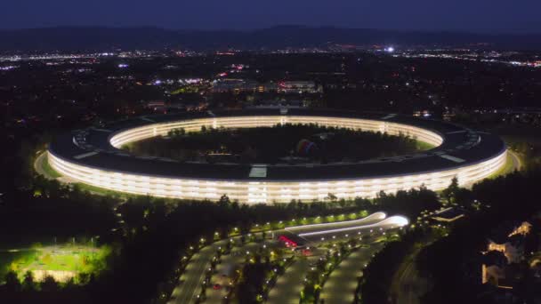 Apple Campus Night scene Spaceship offices with solar panels on rooftop, USA 4K — Αρχείο Βίντεο