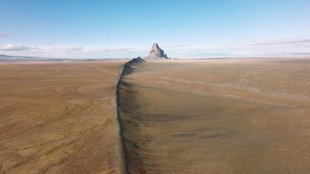 4K backbone hill of Shiprock mountain visible remotely at the horizon line USA — Stok Video