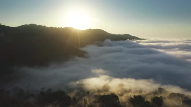 Paisaje escénico en la madrugada con el sol dorado por encima de las montañas de Malibú — Vídeos de Stock