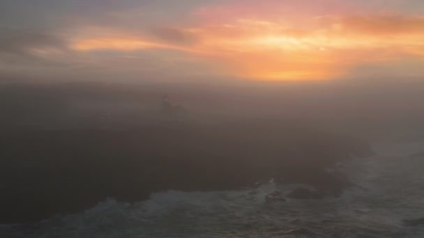 Frijol claro iluminando espesa niebla sobre el océano, Faro Cabrillo Punto Aéreo — Vídeo de stock