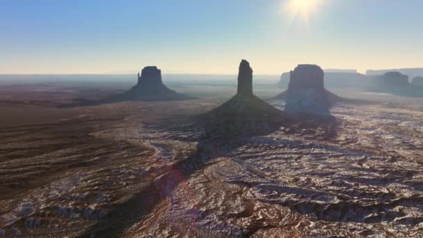 劇的な記念碑の谷の砂漠の風景、ドローンの飛行映像｜4K Utah USA — ストック動画