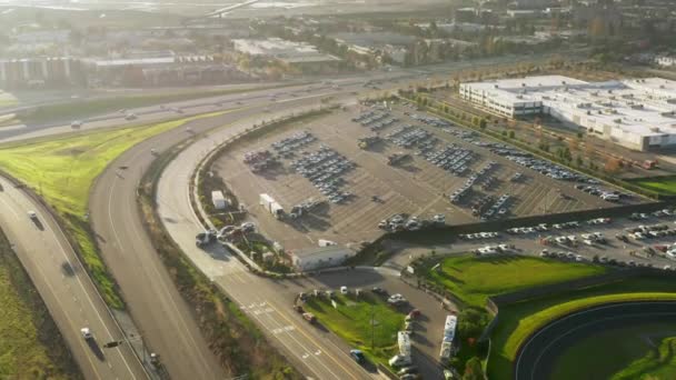 Завод электромобилей в солнечной Калифорнии США, кадры с парковки — стоковое видео