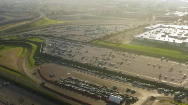 Fábrica de veículos elétricos na ensolarada Califórnia EUA, Filmagem aérea do estacionamento — Vídeo de Stock