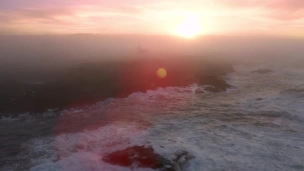 Impressive pink sunrise above morning fog on ocean coast, Stormy pacific ocean — Stok video