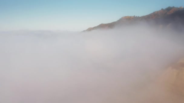 Дрон летить крізь пухнасті білі хмари в мирний ранок, повітряний 4K — стокове відео