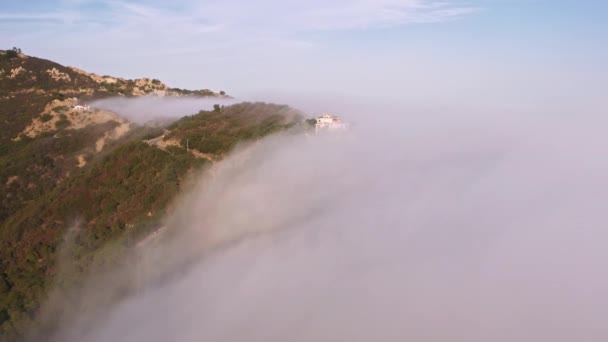 Дрон швидко пролітає крізь білі хмари на заході сонця, Пейзаж повітряних гір 4K — стокове відео