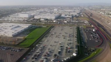 Güneşli Kaliforniya 'daki elektrikli araç fabrikası. Otoparkın havadan çekilmiş görüntüleri.