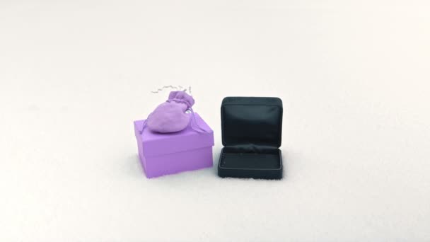 Elegante caja negra de terciopelo vacío para anillo de compromiso, fondo de propuesta de matrimonio — Vídeos de Stock