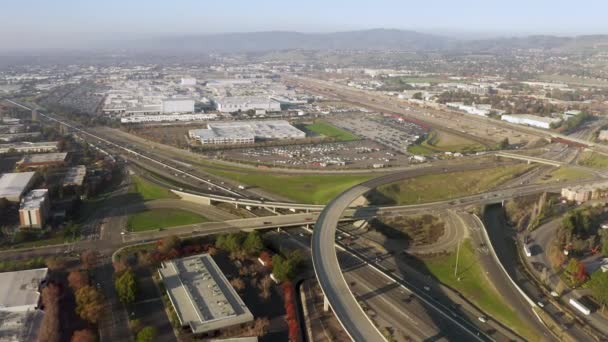 Drone 4K volant au-dessus de l'autoroute à Tesla gigafactory, parking avec véhicules US — Video
