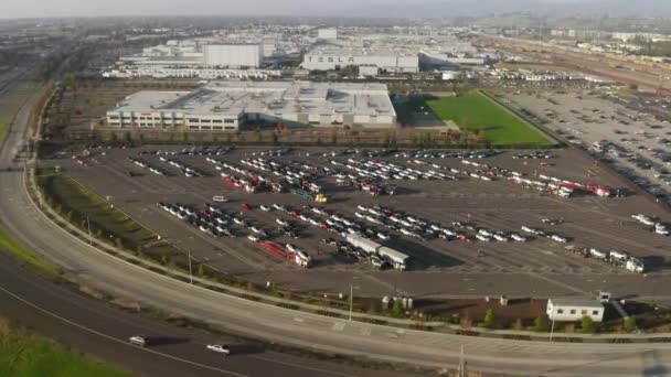 Vista aérea del dron 4K por encima del estacionamiento en la fábrica de Tesla giga, California, EE.UU. — Vídeo de stock