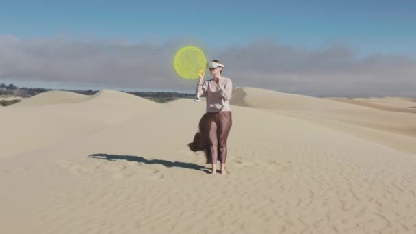 Giovane donna con occhiali Realtà Aumentata VR guardando il pianeta Terra futuristico — Video Stock