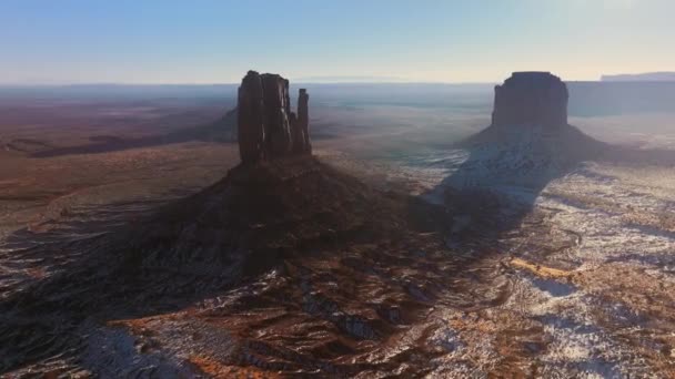 Drone vliegt richting Monument Valley rotsformaties in Navajo land in Utah USA — Stockvideo
